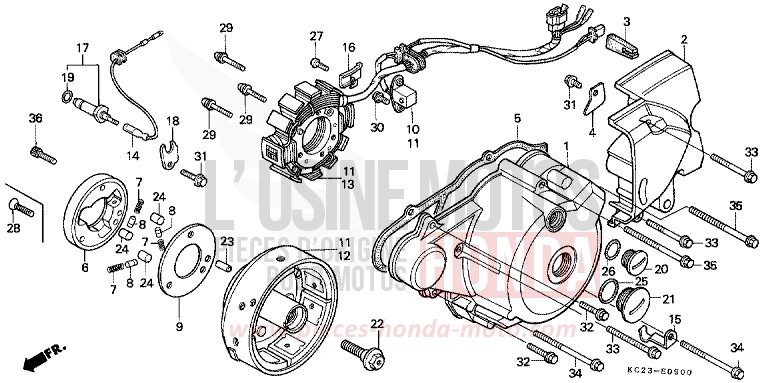 PANNEAU CARTER-MOTEUR G./ GENERATRICE de CM125C PEARL ATLANTIS BLUE (B142) 1985